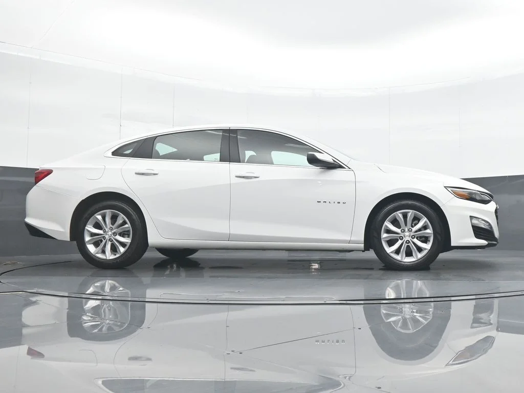 Used 2025 White Chevrolet LT image 31