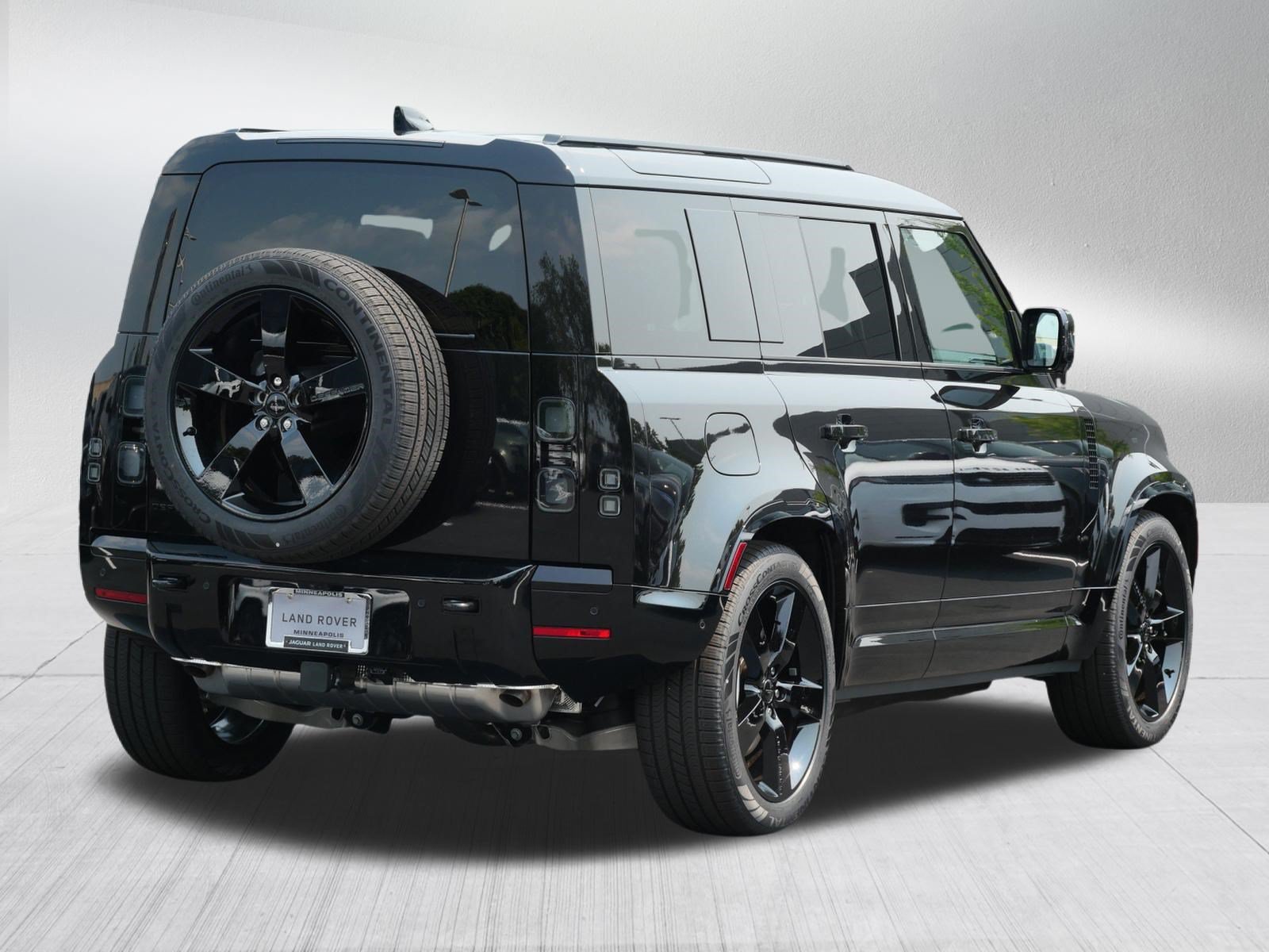 New 2026 Santorini Black Land Rover X-Dynamic SE image 2