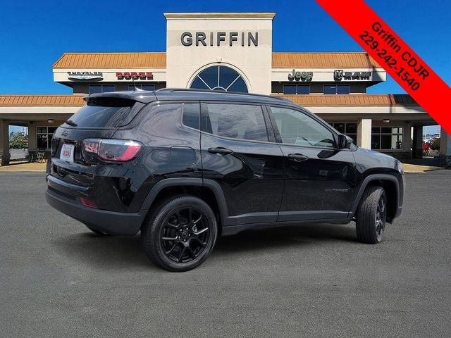 New 2026 Diamond Black Crystal Pearl-Coat Exterior Paint Jeep Latitude image 4