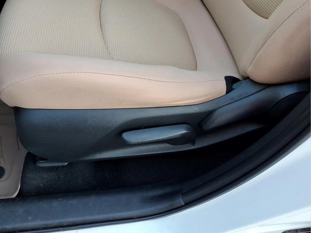 Used 2022 White Toyota LE image 17