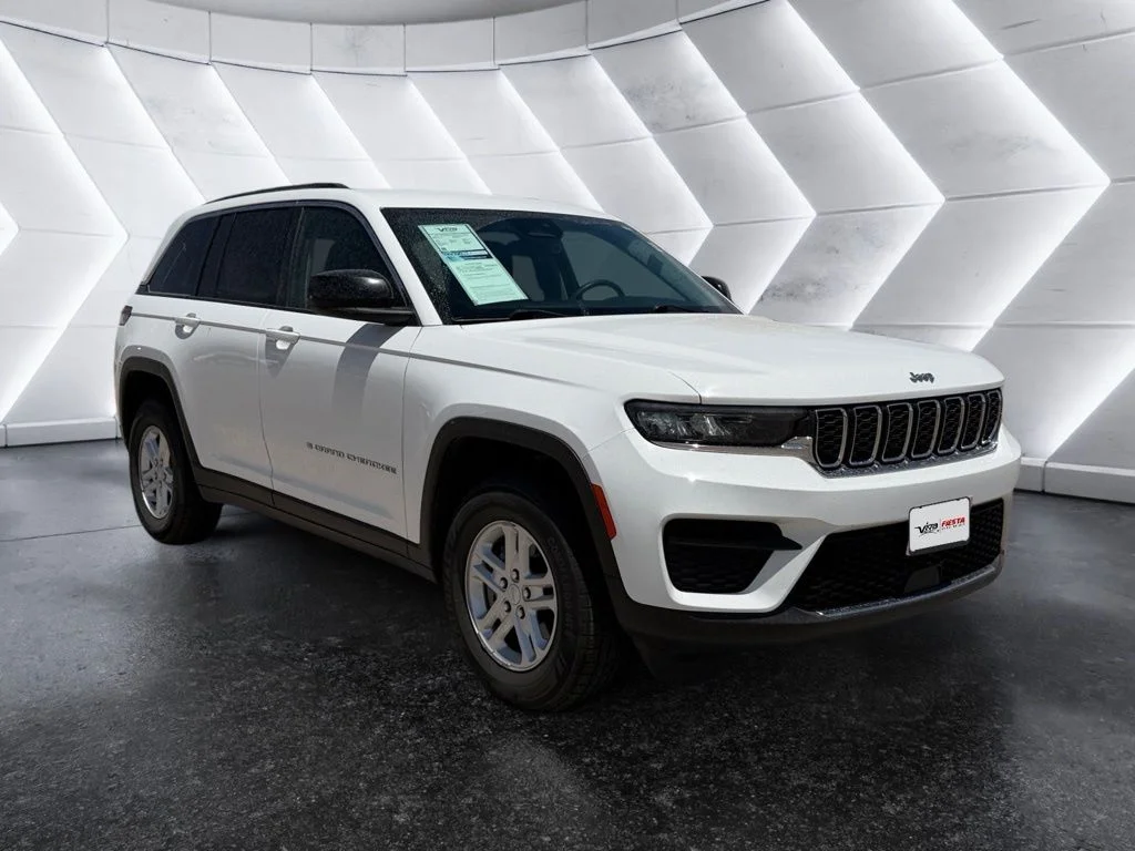 Used 2023 White Jeep Laredo image 1