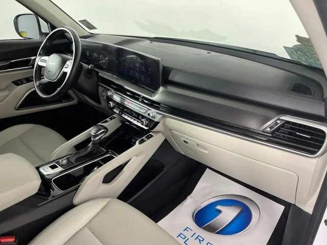 Used 2023 White Kia S image 40