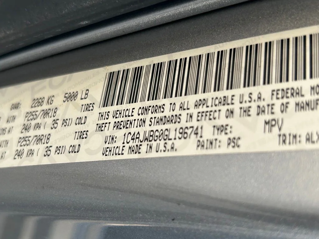 Used 2016 Silver Jeep Sahara image 37
