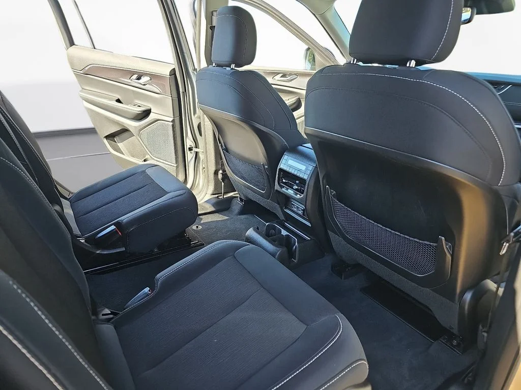 Used 2023 Silver Jeep Laredo image 11