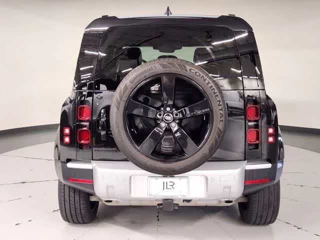 Used 2024 Santorini Black Metallic Land Rover S image 10