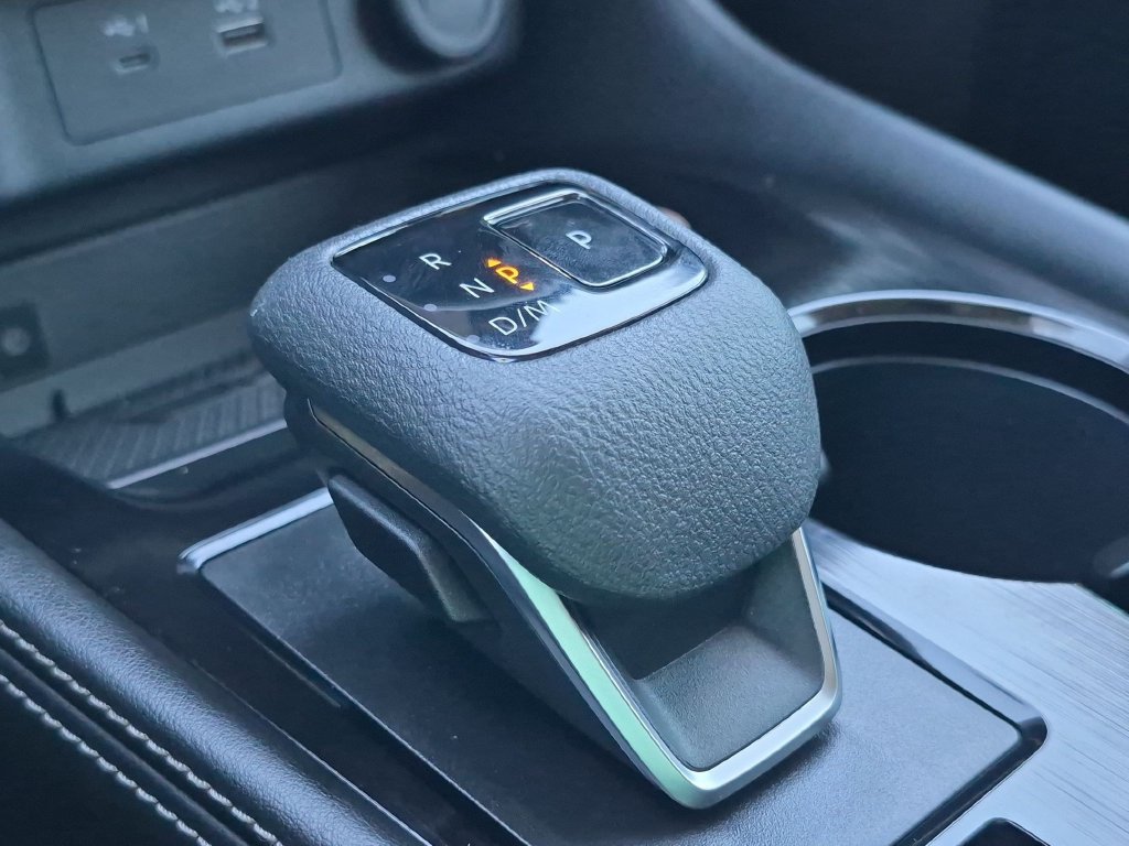 Used 2022 Gold Nissan Platinum image 23