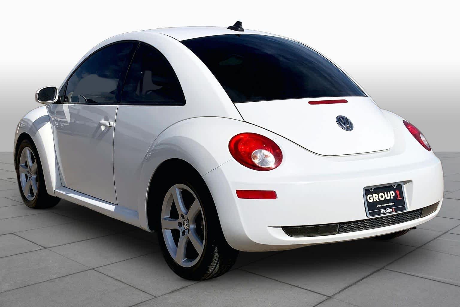 Used 2010 Candy White Volkswagen  image 10