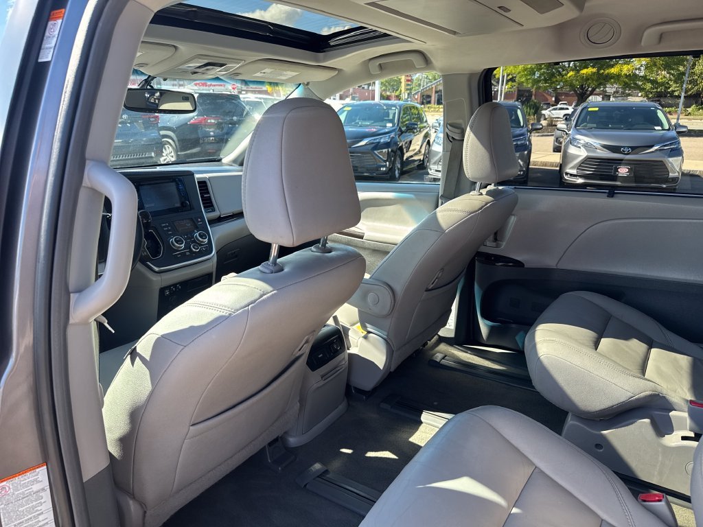 Used 2017 Gray Toyota XLE Premium image 37