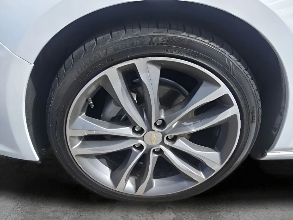 Used 2024 Summit White Chevrolet LT image 9