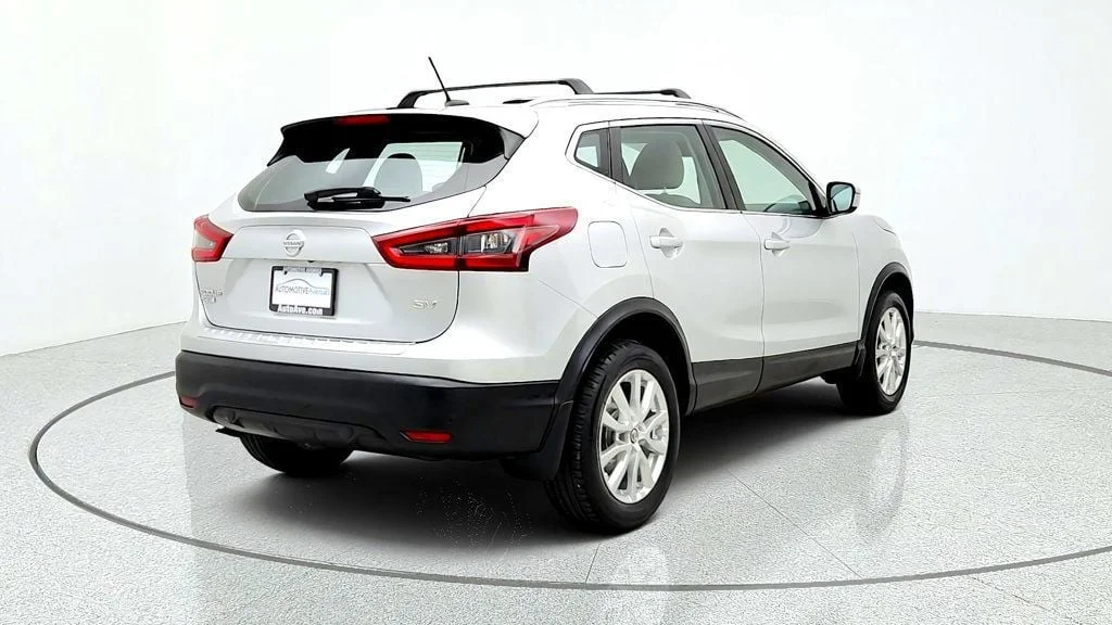 Used 2020 Brilliant Silver Metallic Nissan FWD SV image 5