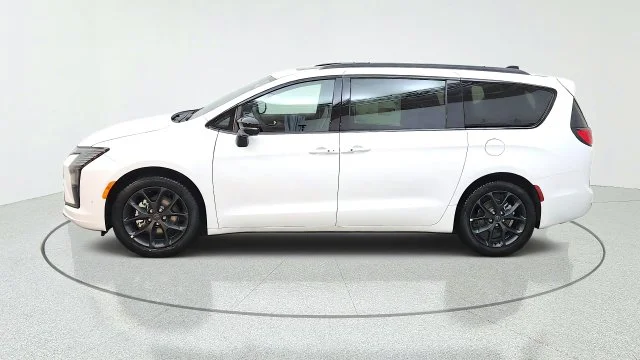 New 2027 Bright White Clear-Coat Paint Chrysler Limited image 6