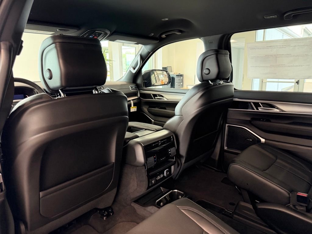 New 2026 Silver-Zynith Exterior Paint Jeep Limited Altitude image 34
