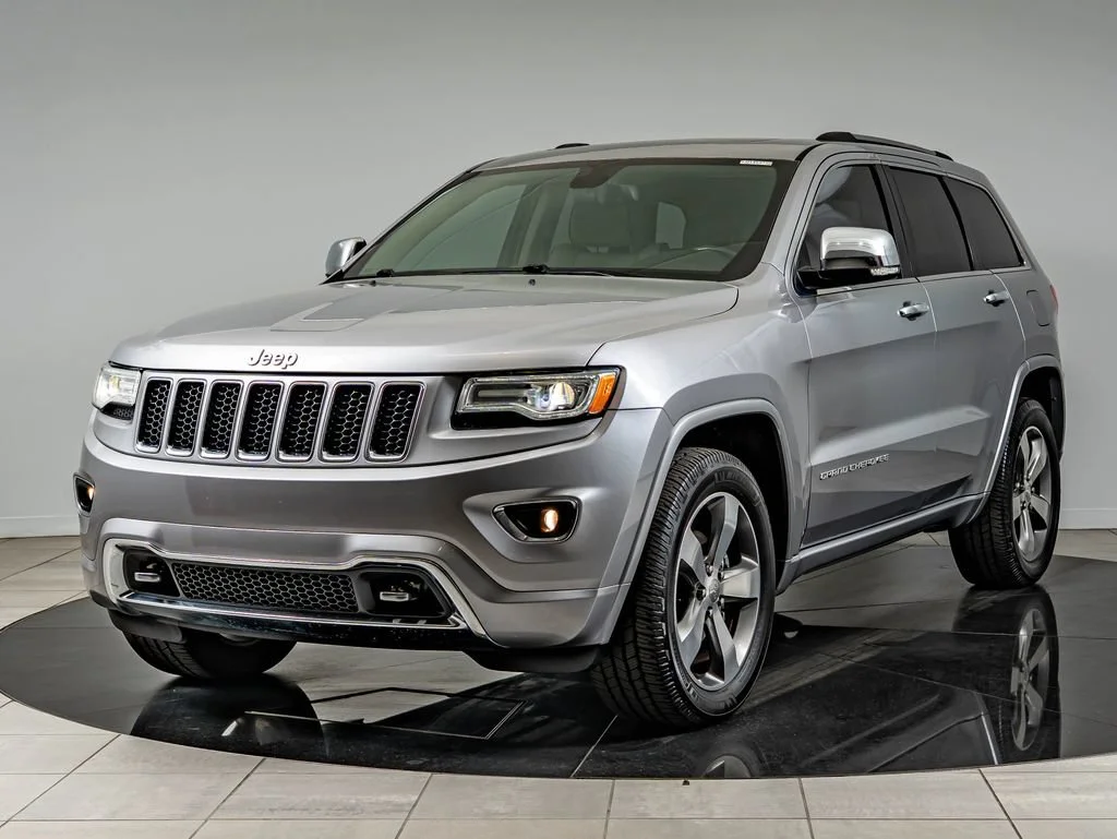Used 2015 Billet Silver Metallic Clearcoat Jeep Overland image 1