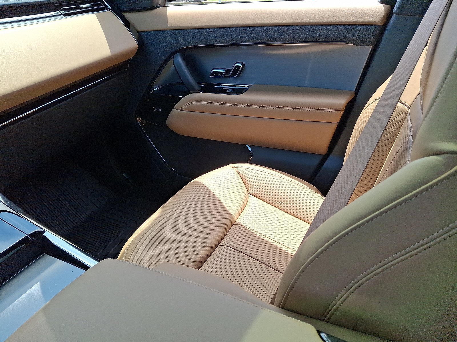 New 2026 Santorini Black LAND ROVER SE image 14