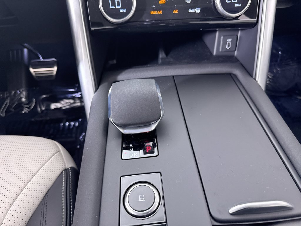 New 2026 Santorini Black Land Rover Dynamic SE image 18