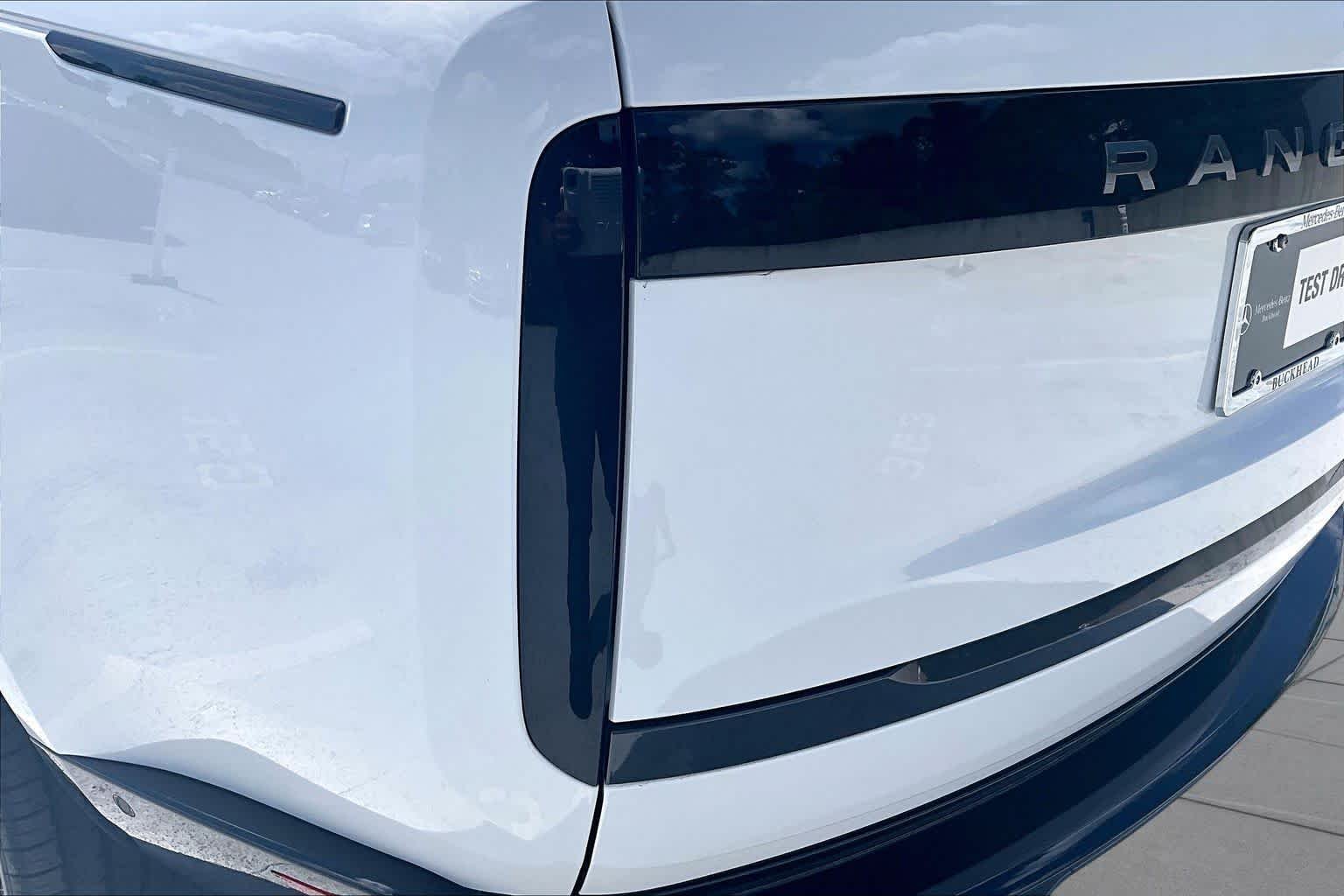 Used 2023 Icy White SV Bespoke Special Effect Satin Land Rover SE image 28