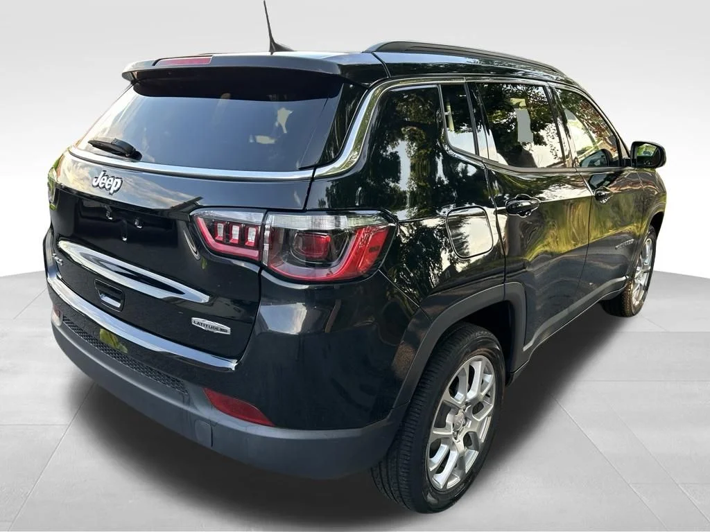 Used 2023 Black Jeep Latitude Lux image 7