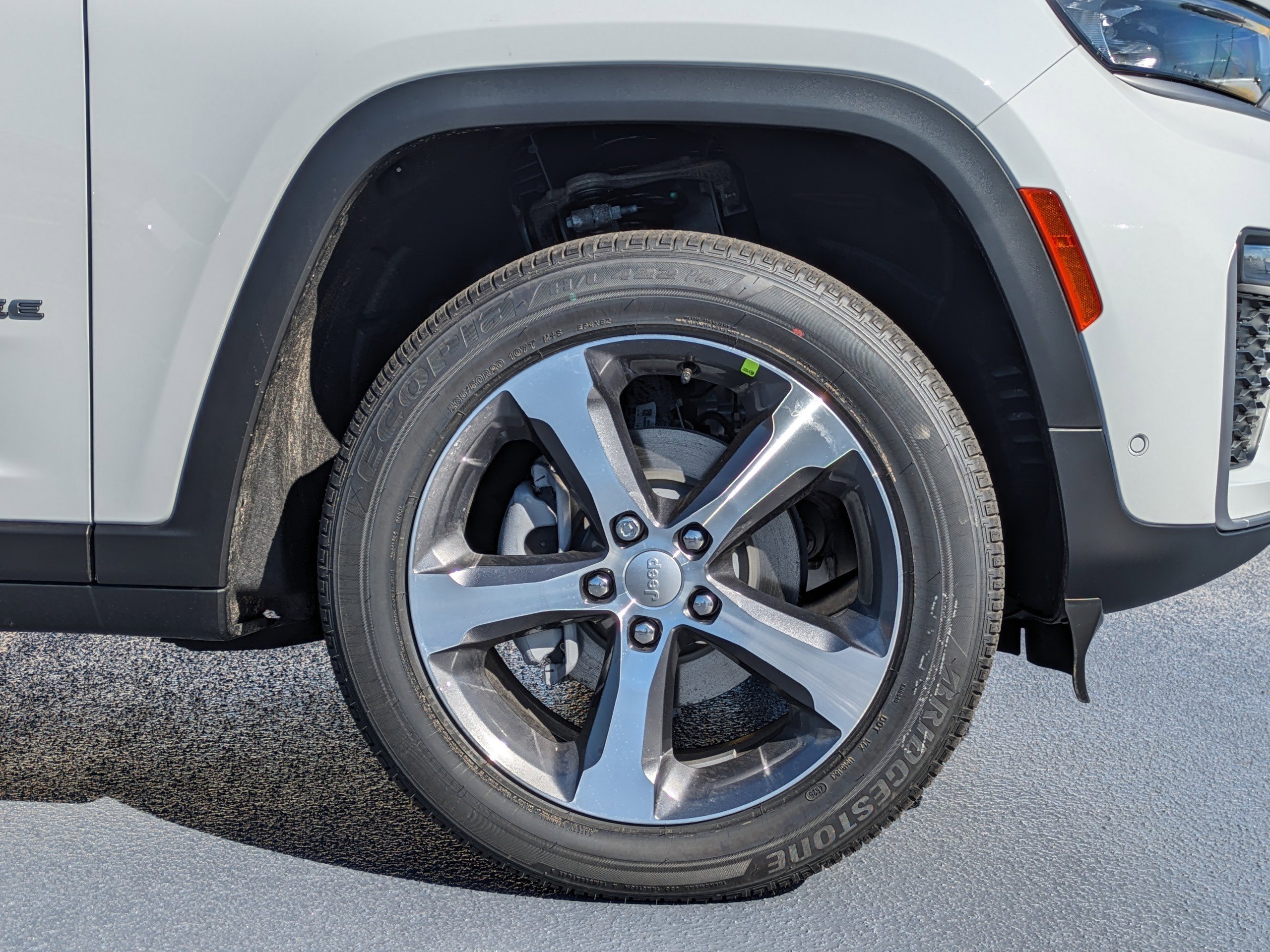 New 2026 Bright White Clear-Coat Exterior Paint Jeep Limited image 10