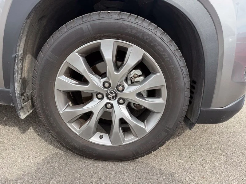 Used 2025  Toyota Limited image 15