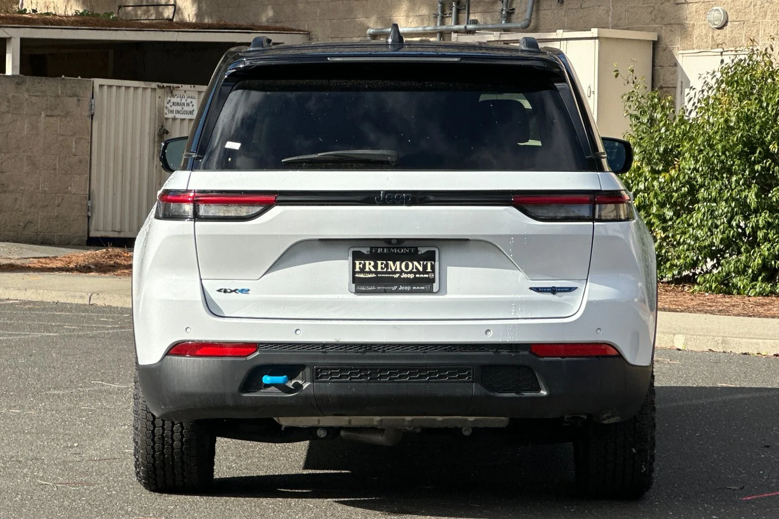 New 2023 Bright White Clear-Coat Exterior Paint Jeep Trailhawk 4xe image 4