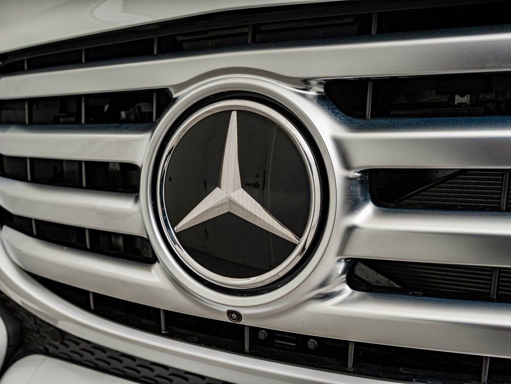 New 2026 MANUFAKTUR Moonlight White Metallic Mercedes-Benz GLS 580 image 3