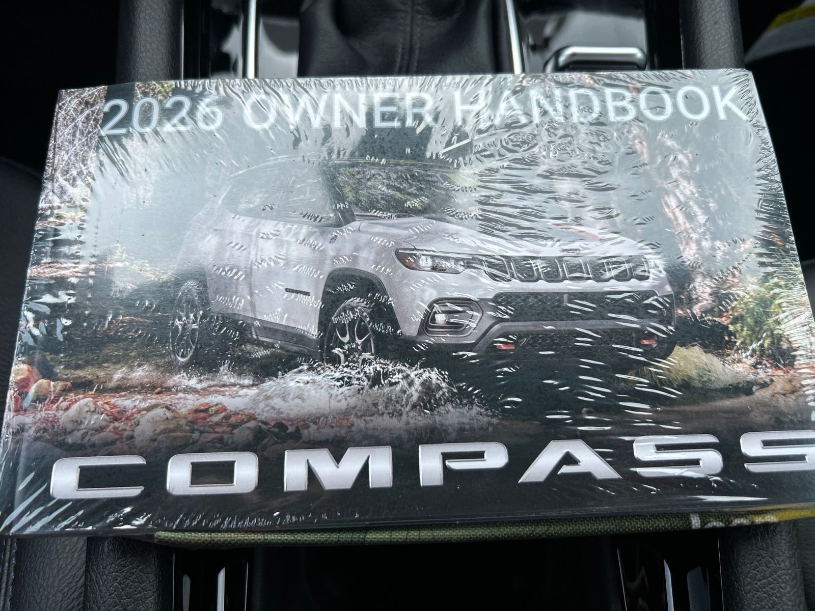 New 2026 Silver Zynith Metallic Clearcoat Jeep Latitude image 19