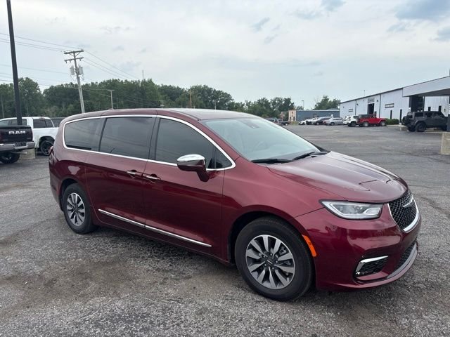 Used 2022 Red Chrysler Limited image 9