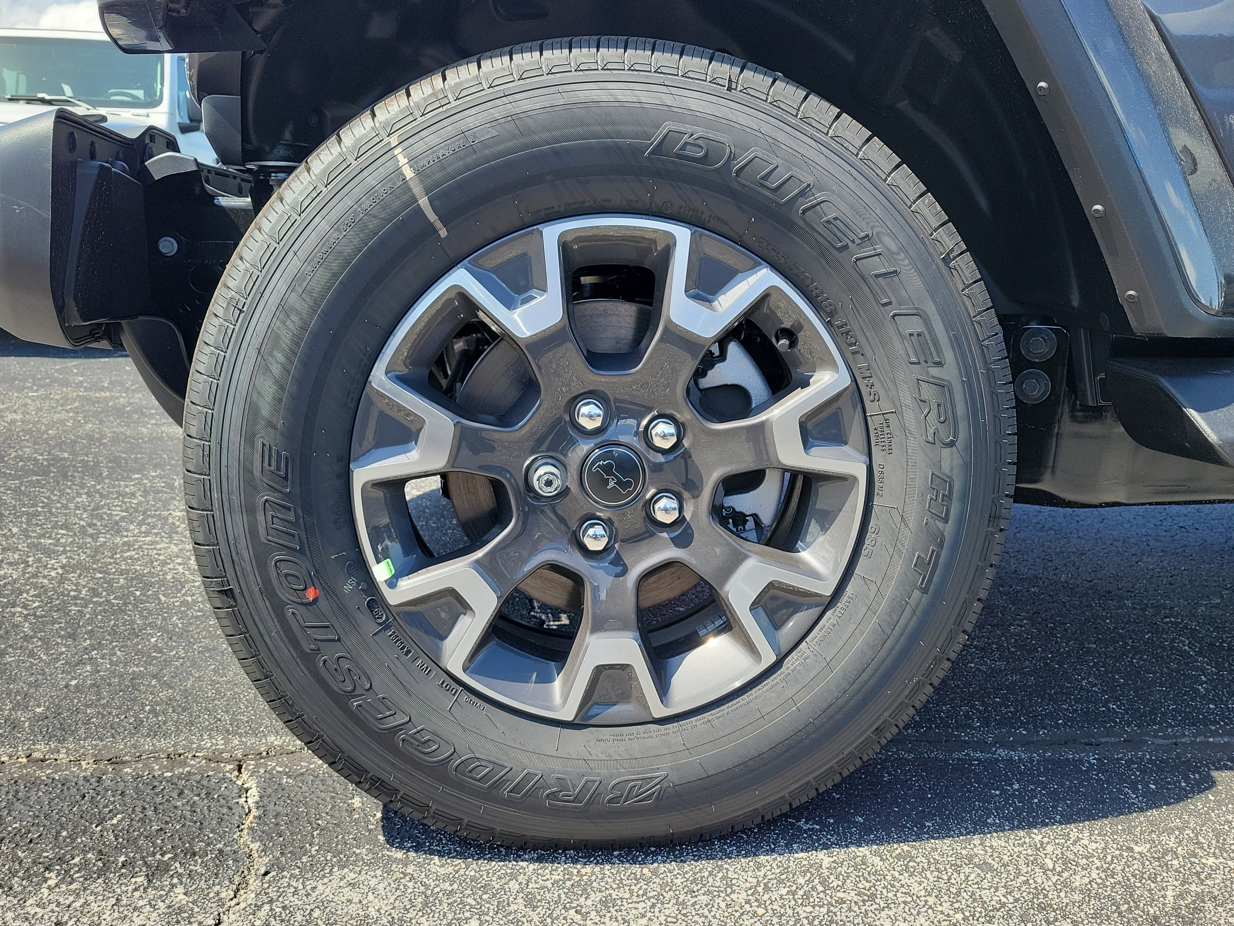 New 2026 Granite Crystal Metallic Clear-Coat Exterior Paint Jeep Sahara image 4