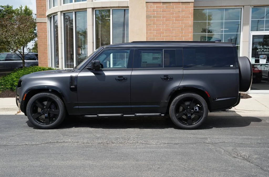 New 2026 Santorini Black Land Rover X-Dynamic SE image 2