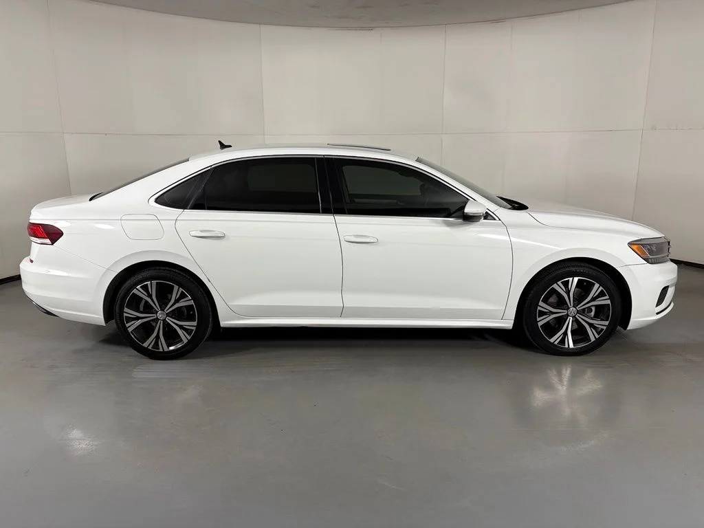 Used 2022  Volkswagen 2.0T SE image 9