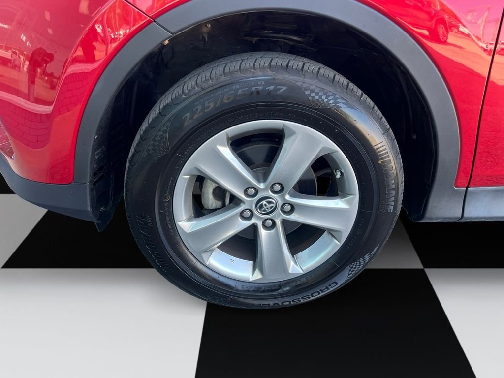 Used 2015 Red Toyota XLE image 14