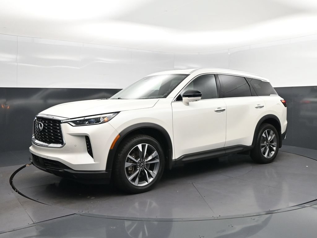 Certified Used 2023 White INFINITI LUXE image 3