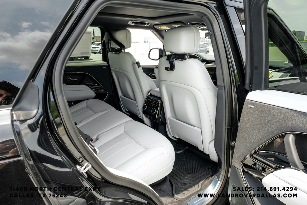 New 2026 Santorini Black Metallic Land Rover SE image 43