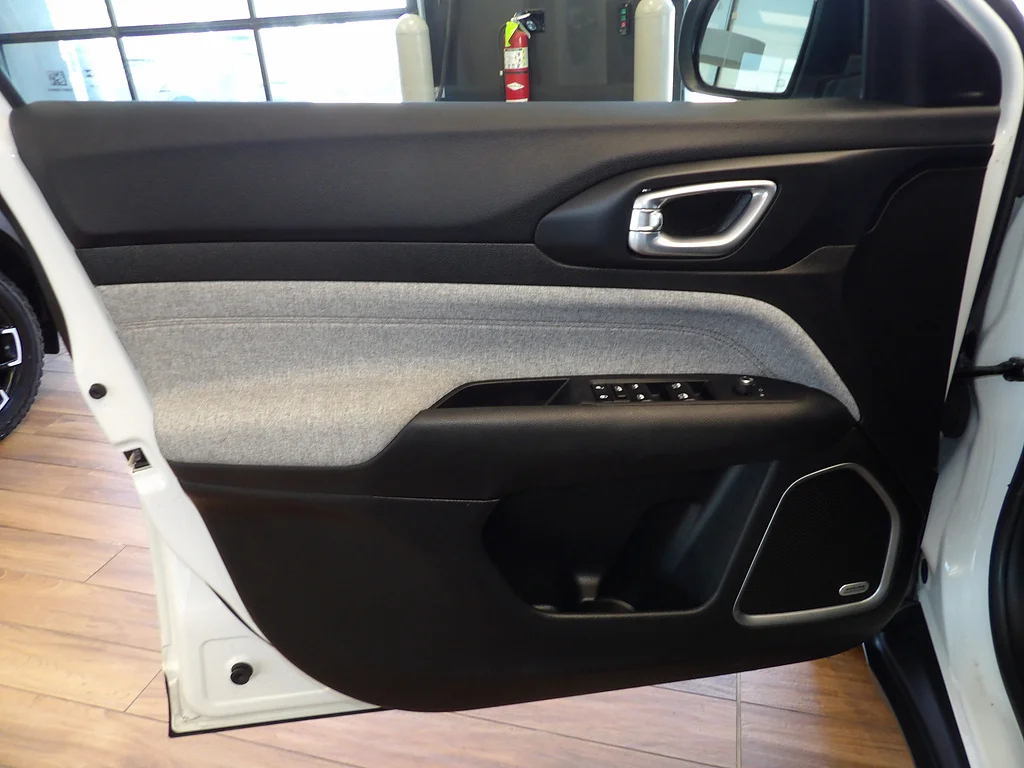 Used 2024 Bright White Clear Coat Jeep Latitude Lux image 25