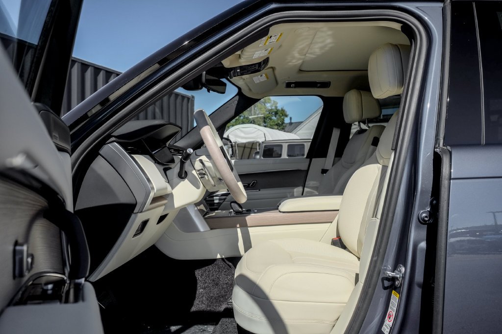 New 2027 Varesine Blue Land Rover SE image 9