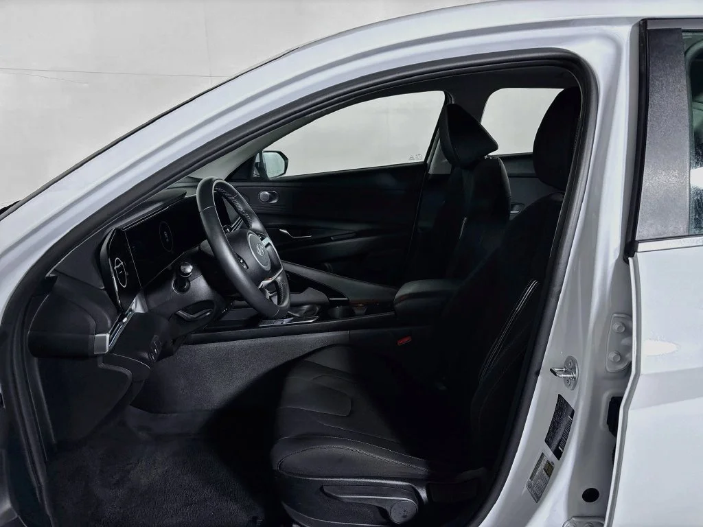 Used 2025 White Hyundai SEL Convenience image 11