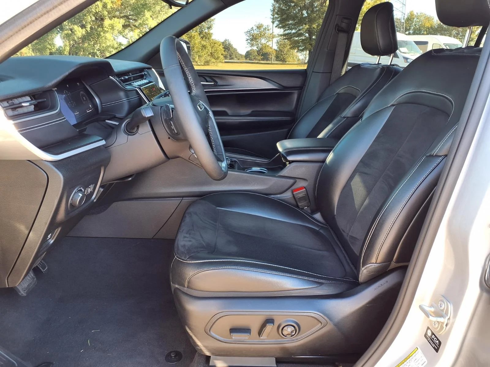 Used 2023 Silver Zynith Jeep Altitude image 20