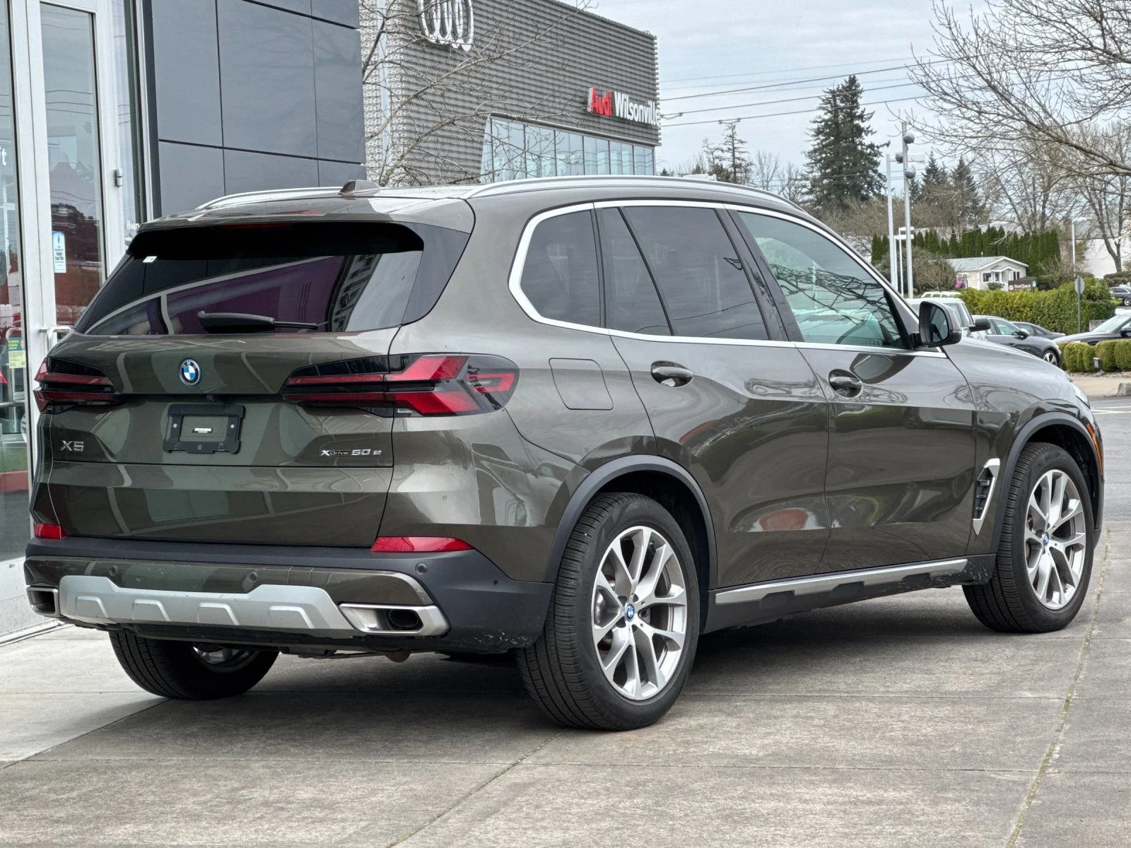 Used 2024 Manhattan Green Metallic BMW xDrive50e image 3
