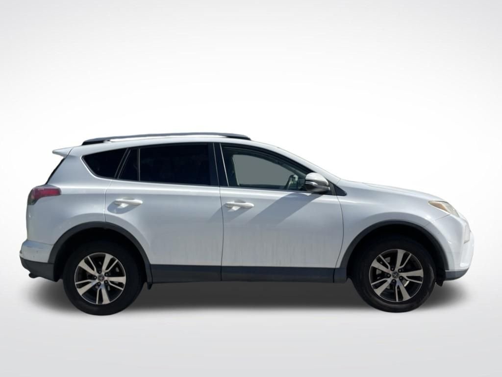 Used 2018 White Toyota XLE image 4