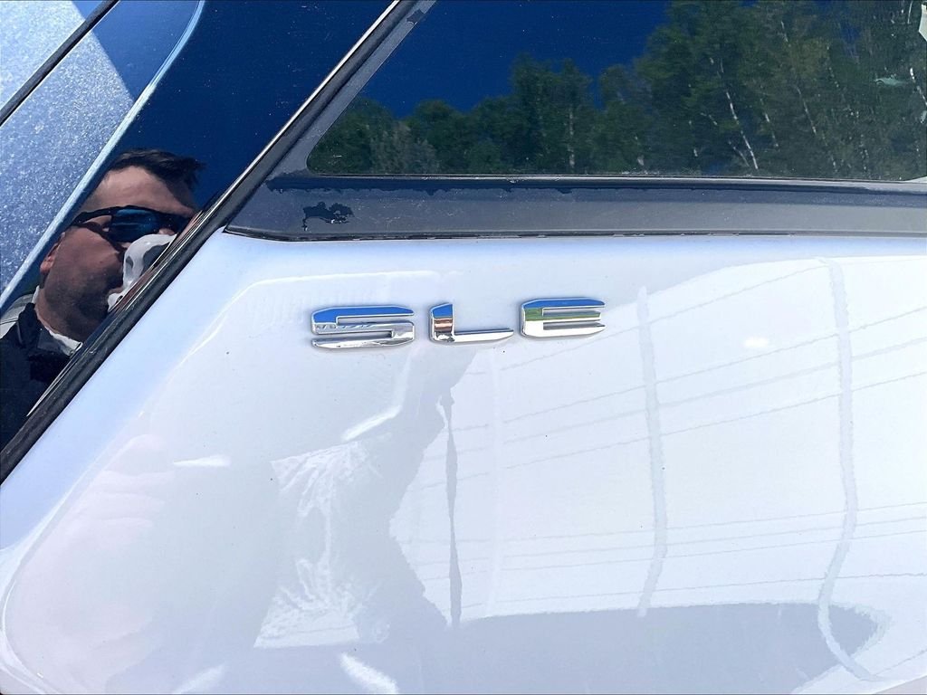 Used 2024 Summit White GMC SLE image 27