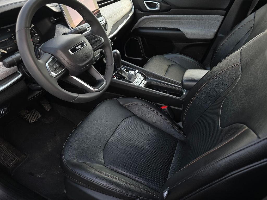 Used 2023 Black Jeep Latitude Lux image 18