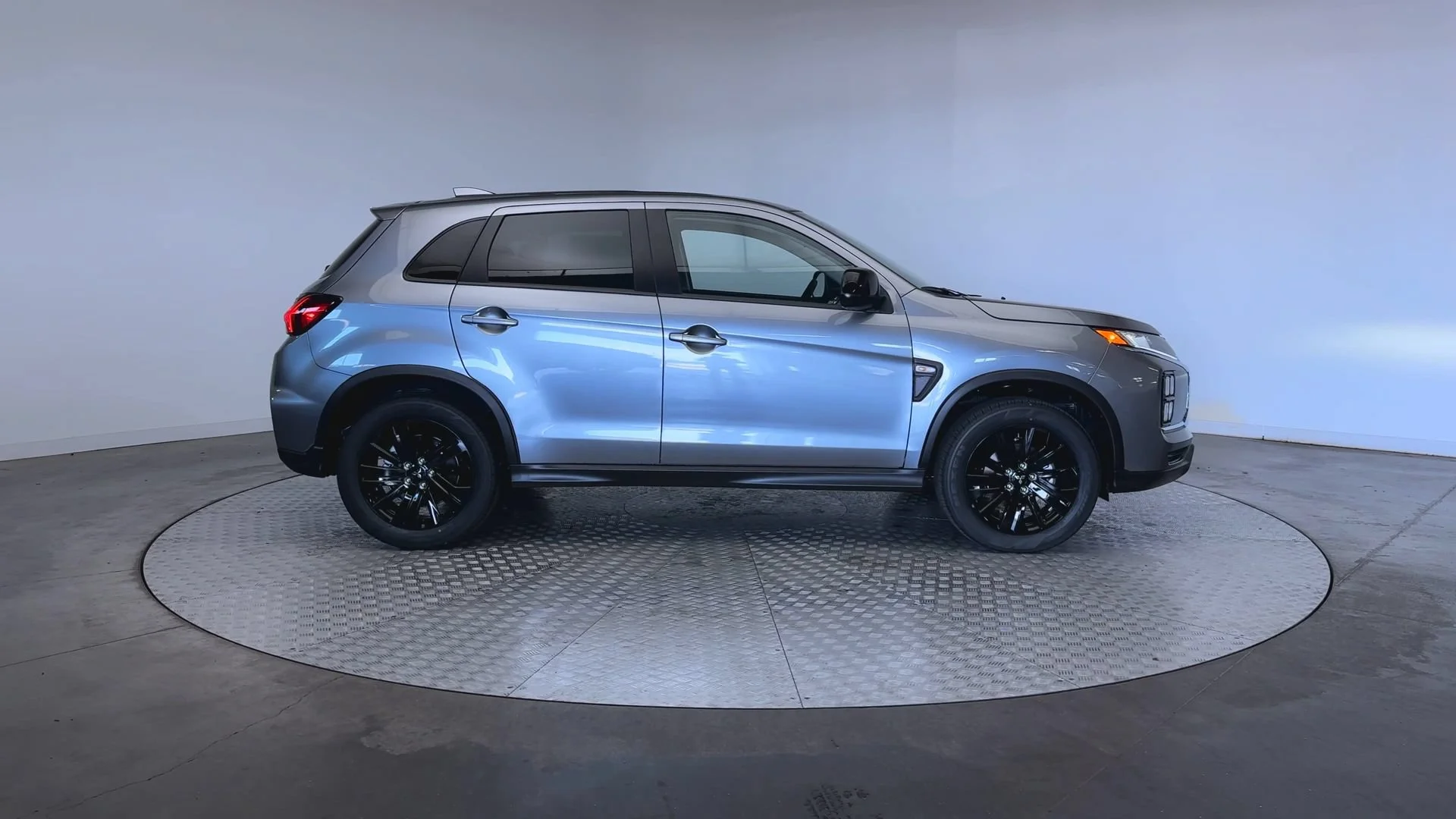 New 2026 Mercury Gray Metallic Mitsubishi LE image 9