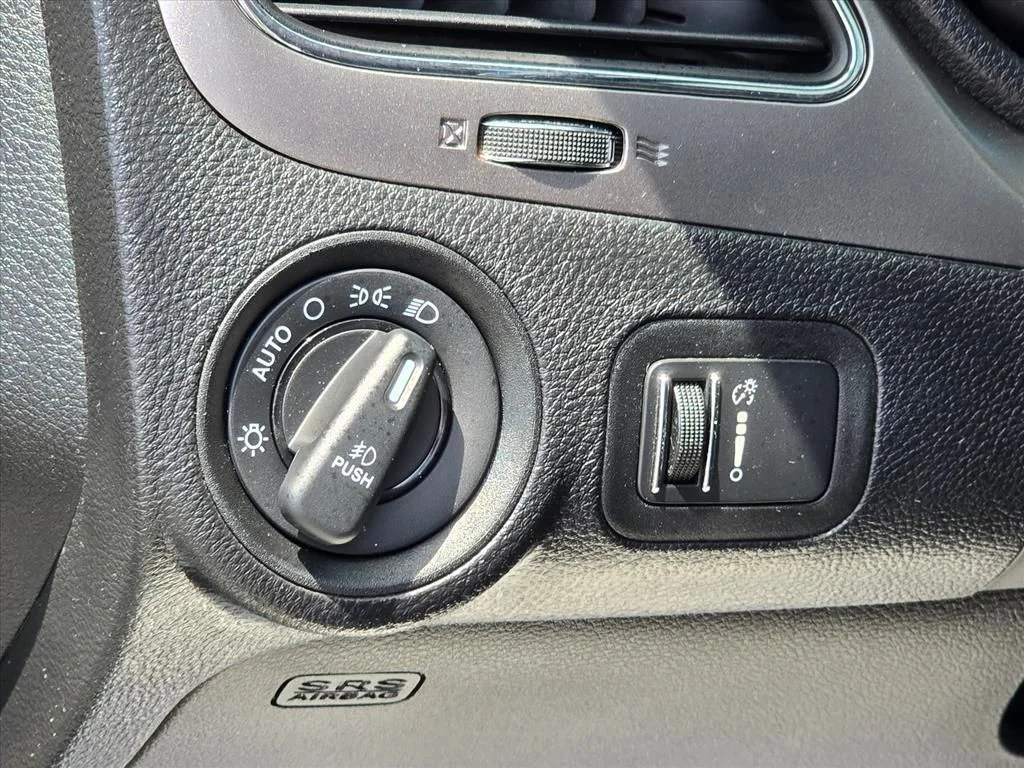 Used 2019 White Dodge Crossroad image 9