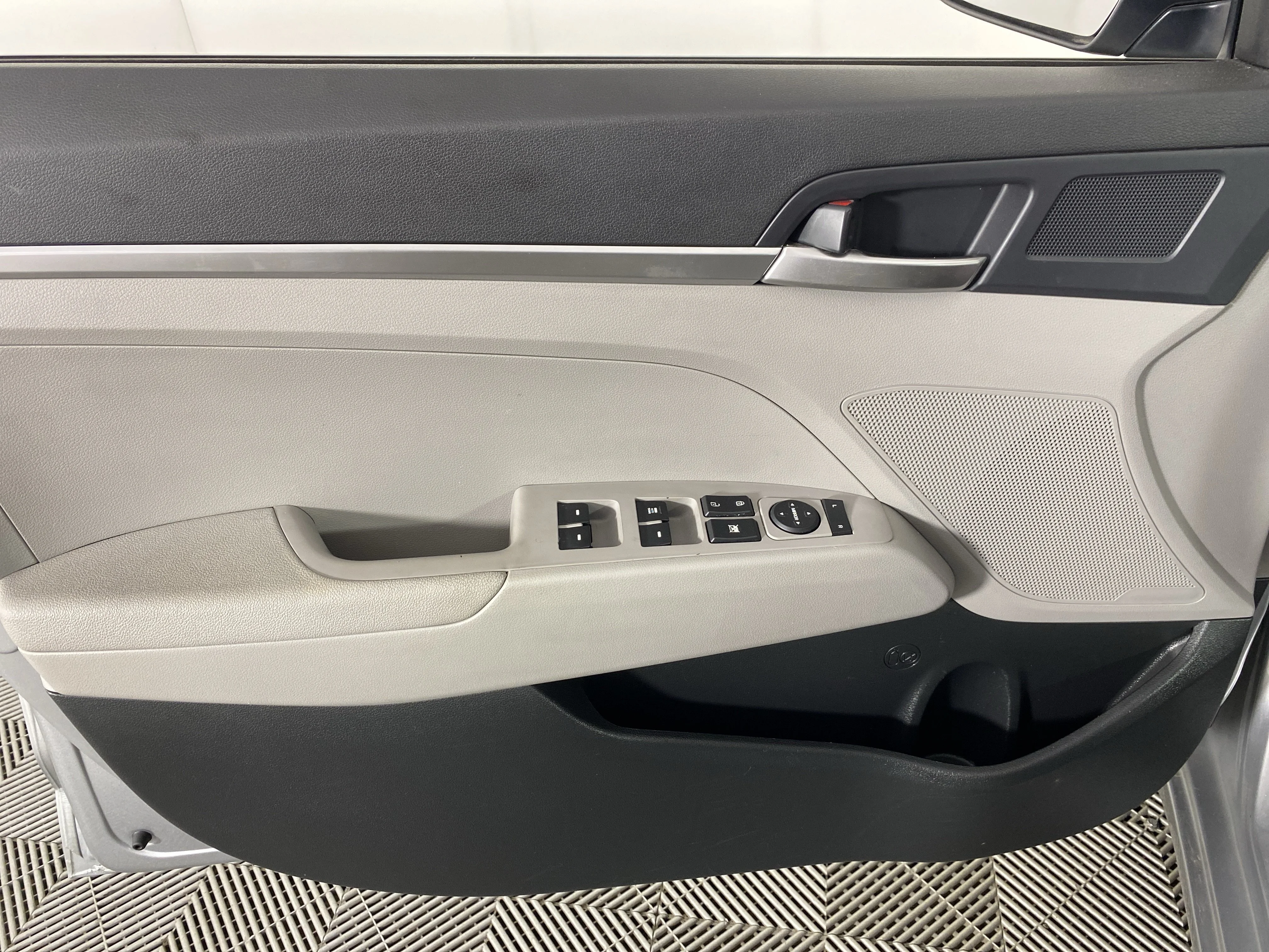 Used 2020 Stellar Silver Hyundai SE image 11
