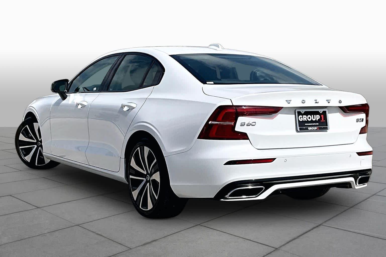 Used 2022 Crystal White Metallic Volvo Momentum image 12