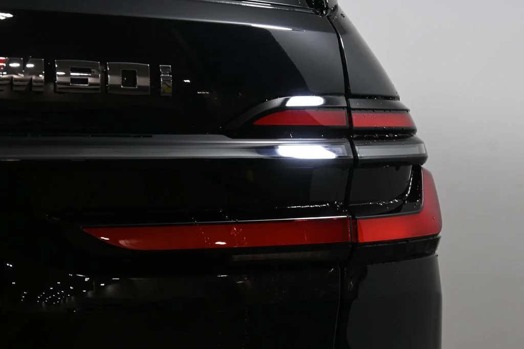 Used 2027 Black BMW M60i image 13