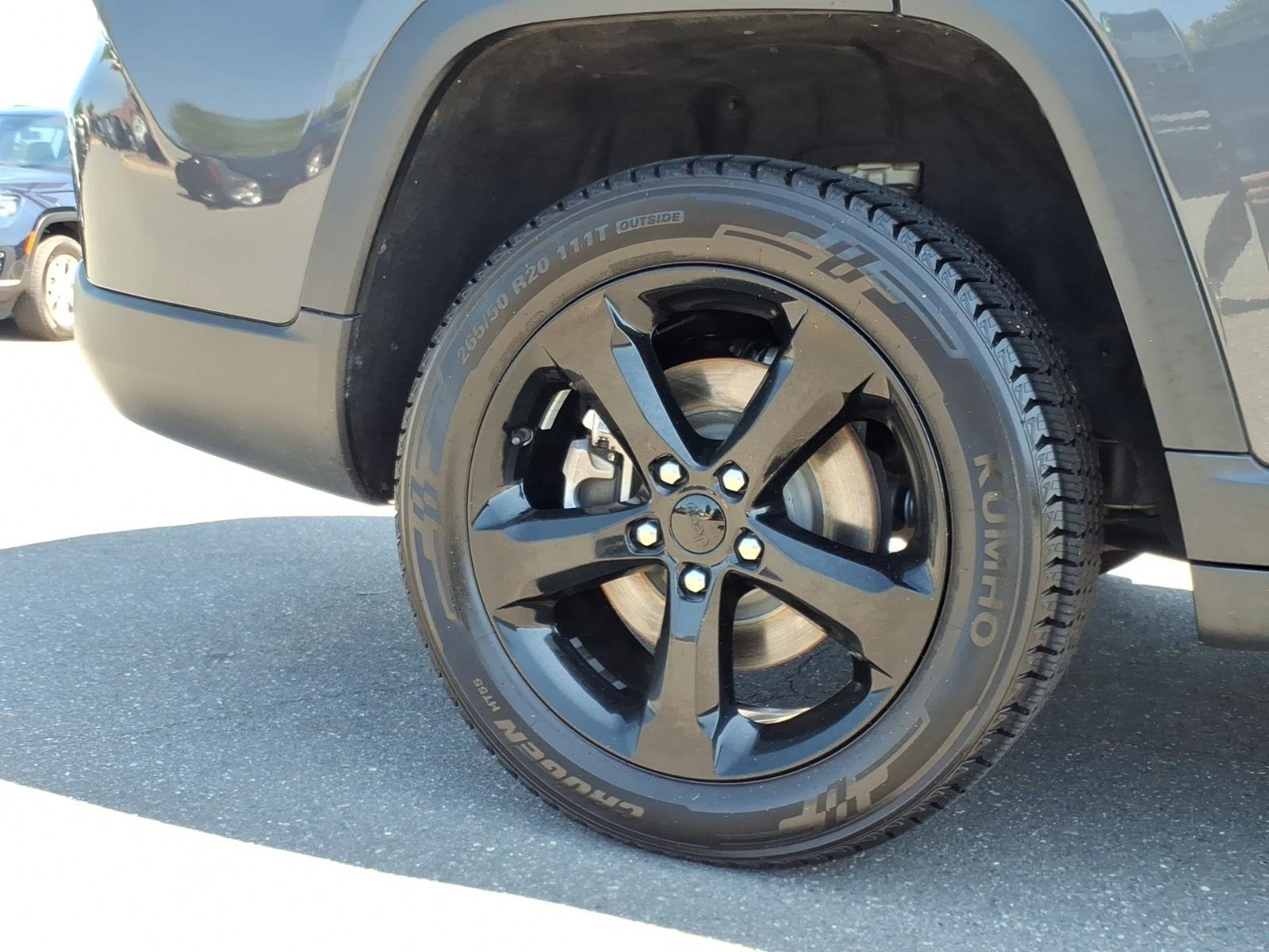 Used 2023 Baltic Gray Metallic Clearcoat Jeep Altitude image 11