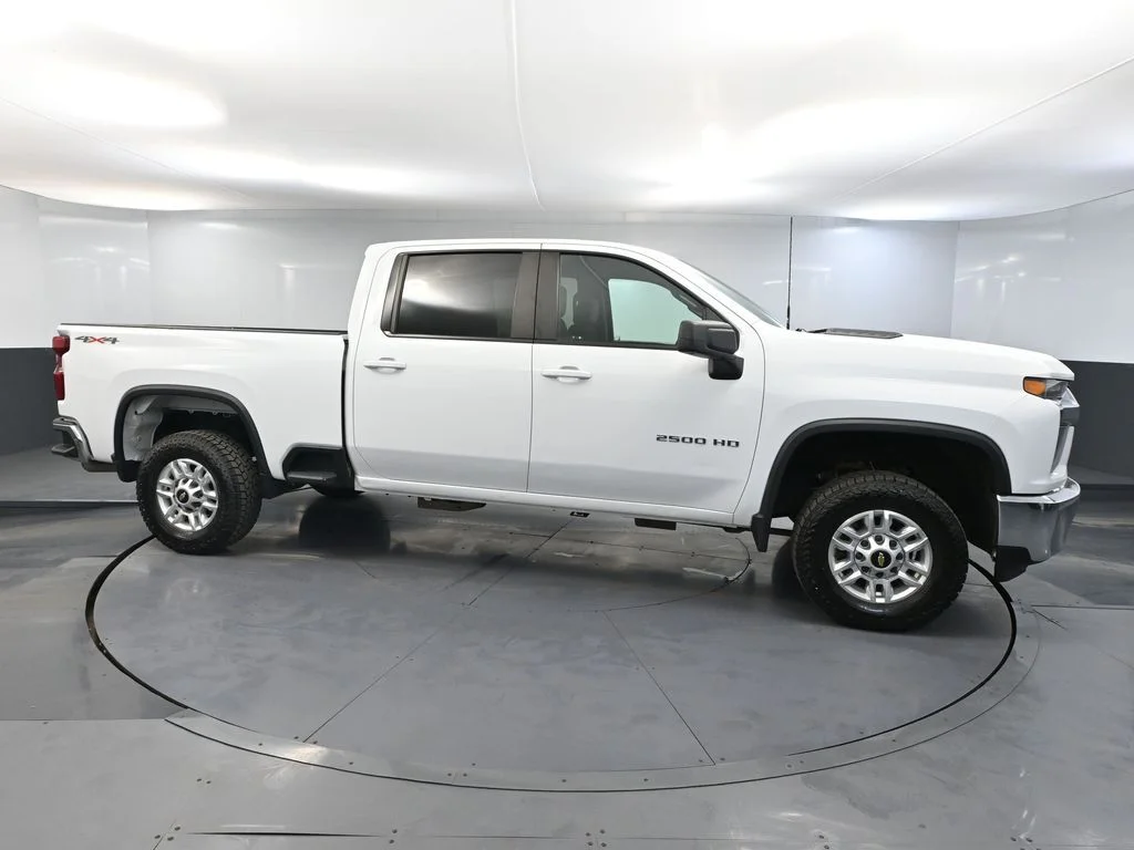 Used 2022 White Chevrolet LT image 3