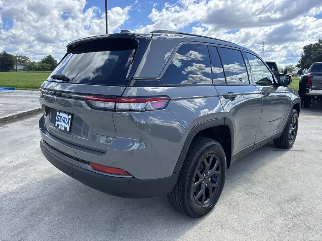 New 2027 Gray Jeep Laredo Altitude image 10