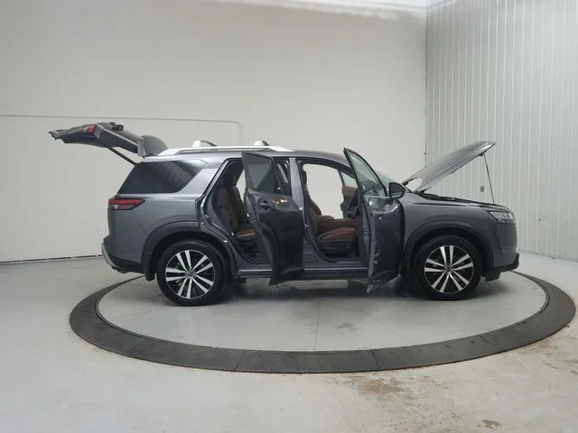 Used 2024 Gray Nissan Platinum image 17